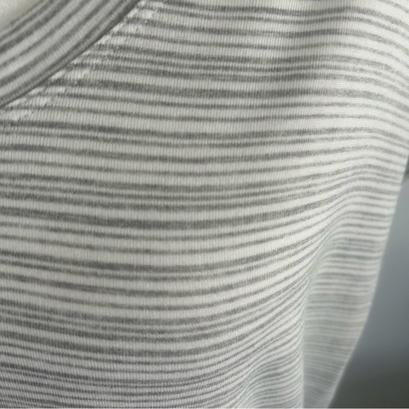 Athleta Ladies T-Shirt - Size M￼ - Picture 3 of 6